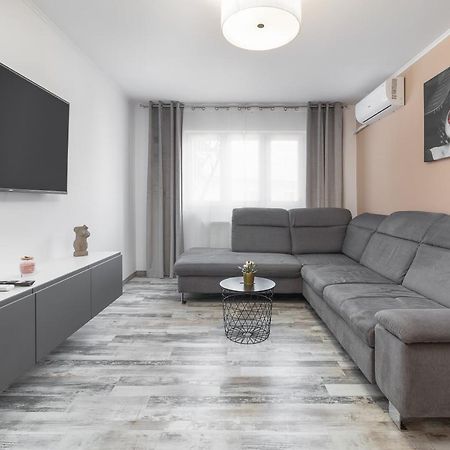 Decebal Flat Apartamento Oradea Exterior foto