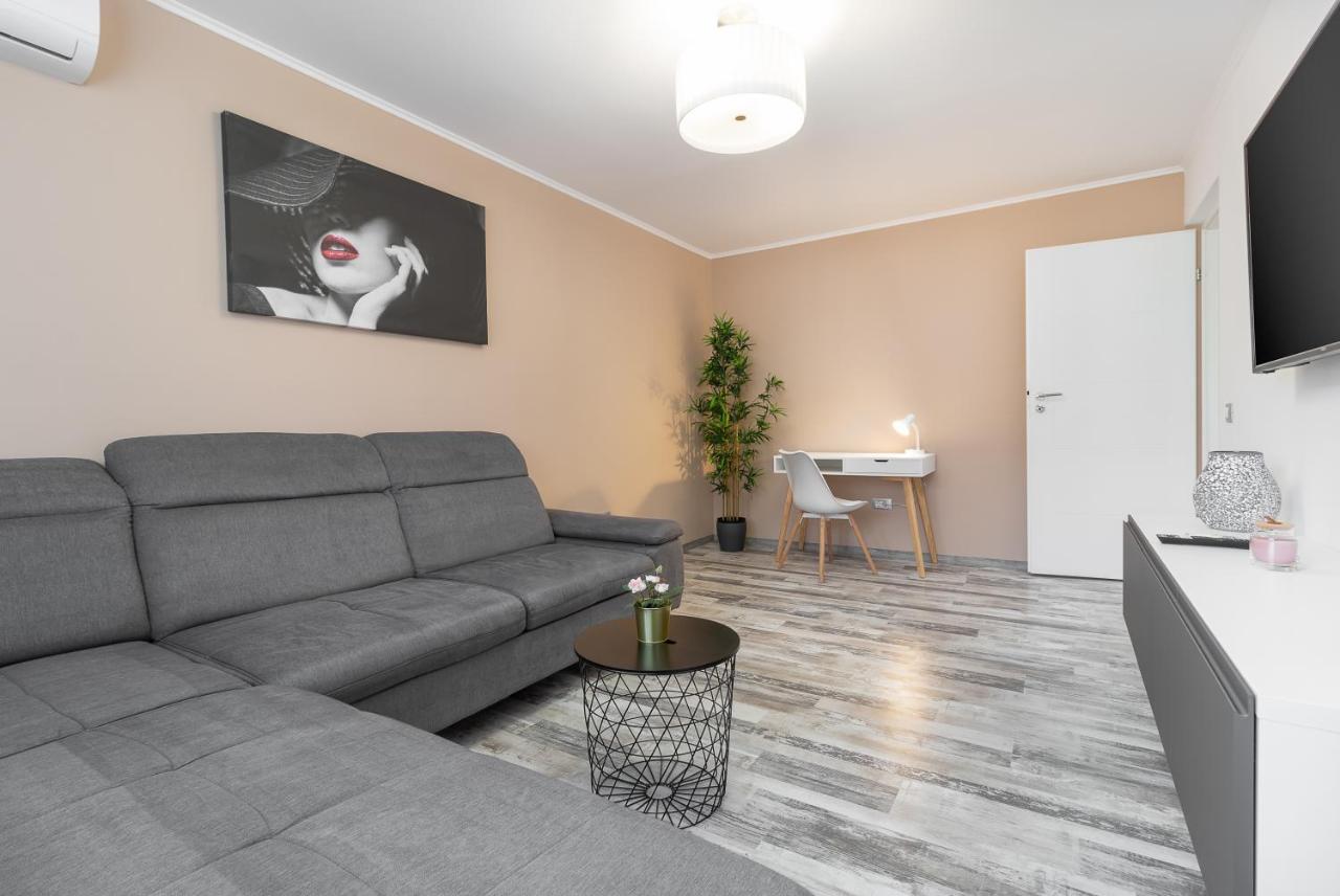 Decebal Flat Apartamento Oradea Exterior foto