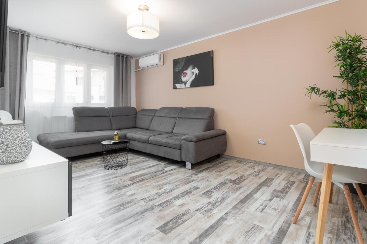 Decebal Flat Apartamento Oradea Exterior foto